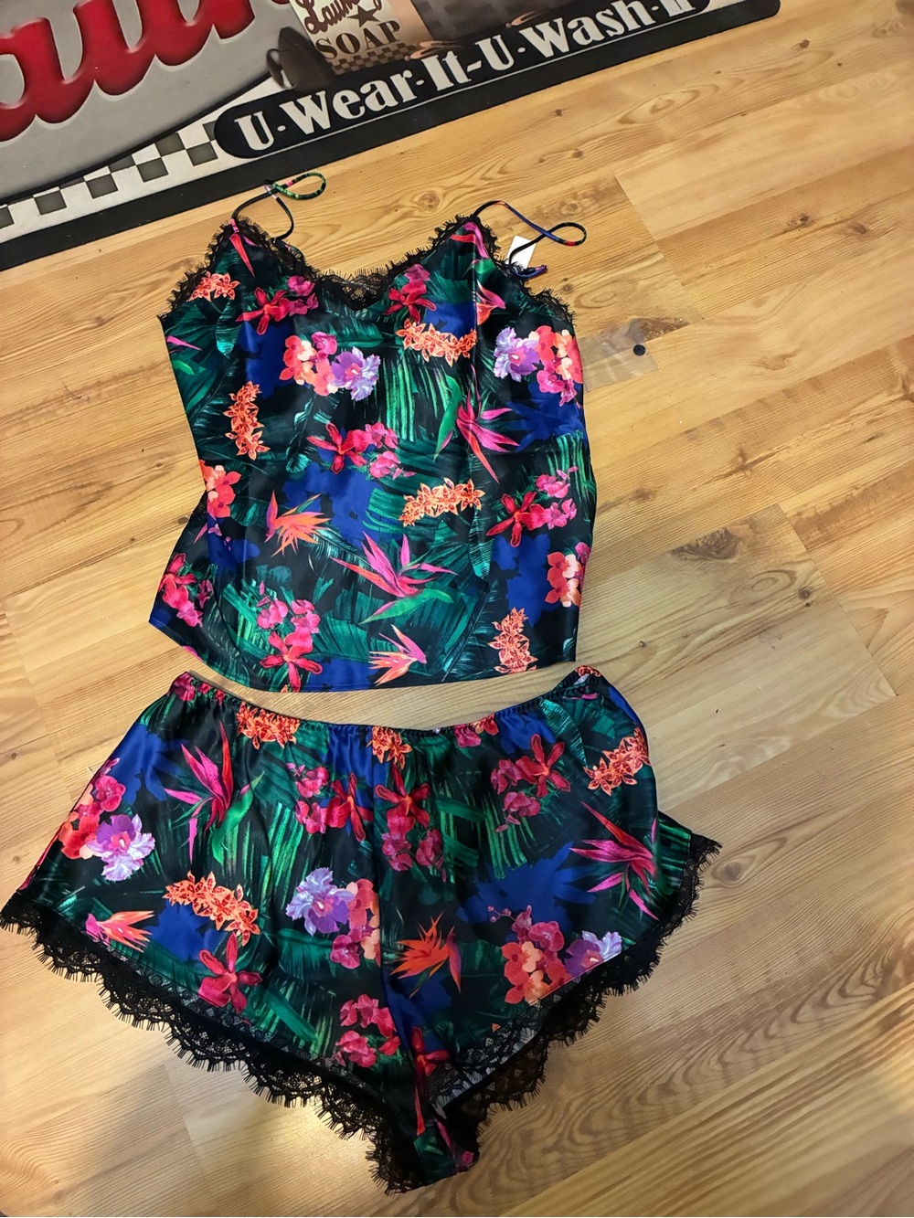 Victoria’s Secret NWT 2-piece set Lace-Trim Cami & short Set - Green Mult